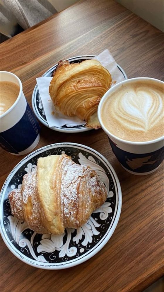 Colazione all'Orlando Innamorato — cornetti e cappuccino